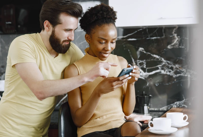Couple using Grant Cash advance app